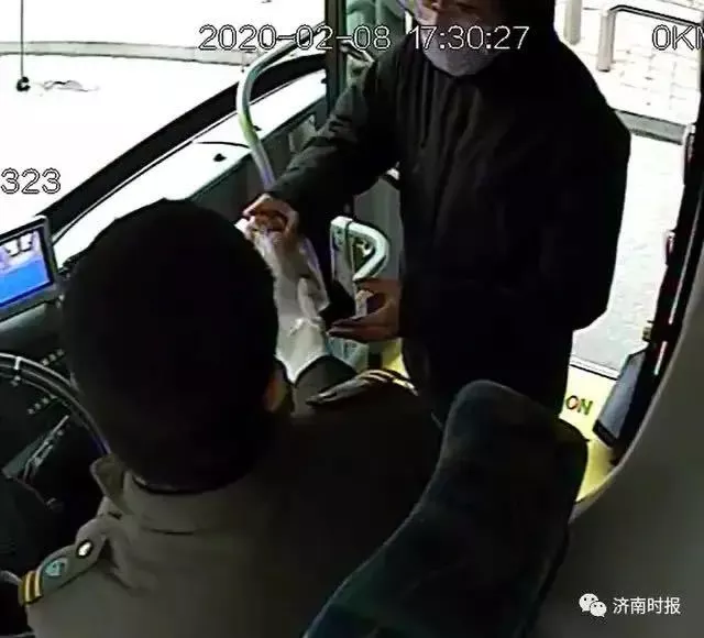 2月8日，济南一公交车上，男子扔下口罩转身就走